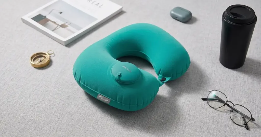 How to Choose the Best Travel Neck Pillow: আরামদায়ক ভ্রমণের সহজ গাইড রিটজির সেরা ট্রাভেল নেক পিলো - মুখে ফুঁ না দিয়েই সহজে পাম্প করে ফুলানো যায়